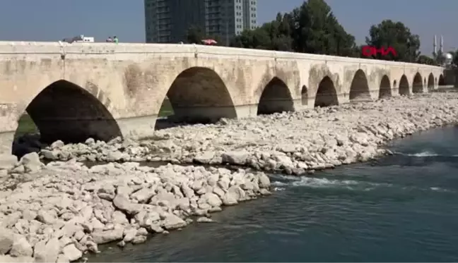 Adana 16 asırlık köprüye yine yazı yazıldı