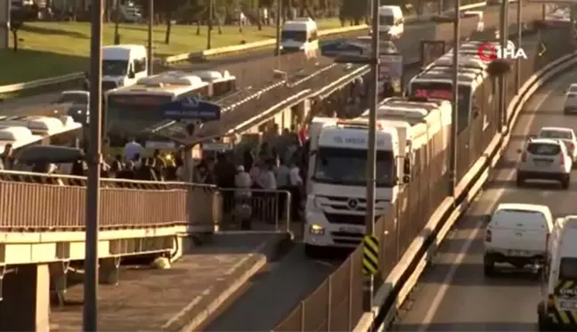 Metrobüste yangın çıktı, seferler aksadı