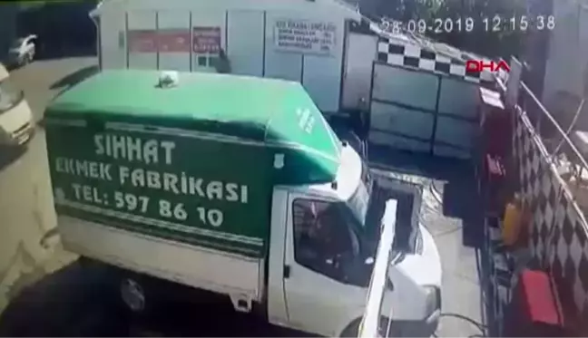 Arnavutköy'de oto yıkamacıdaki feci kaza kamerada