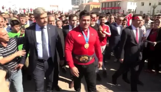 Dünya şampiyonu rıza kayaalp'e memleketinde miting gibi karşılama