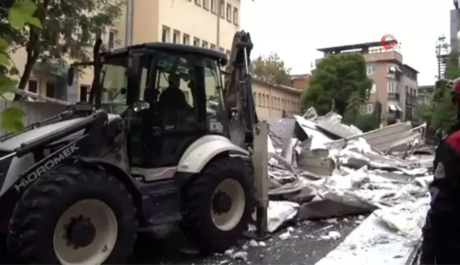 Araçların üzerine devrilen okul çatısının enkazı kaldırıldı