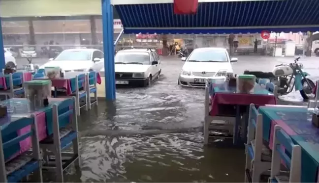 Şiddetli yolları göle çevirdi, iş yerleri sular altında kaldı