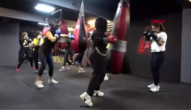 İzmir kadınlar kick boks öğrenerek öz savunmaya hazırlanıyor