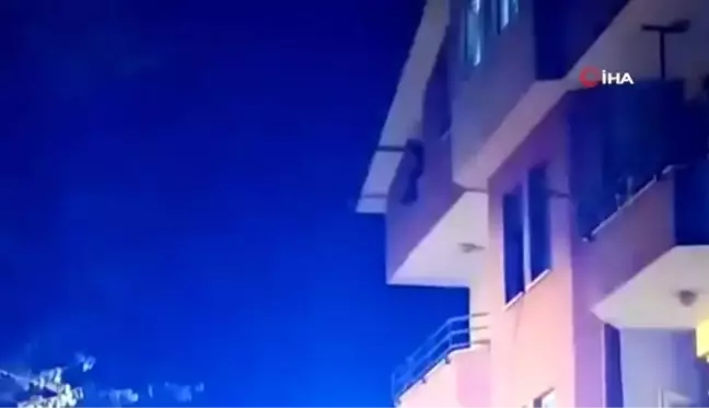 İnanılmaz kurtuluş...Çatıdan atlamak isteyen kadını polis son anda böyle kurtardı