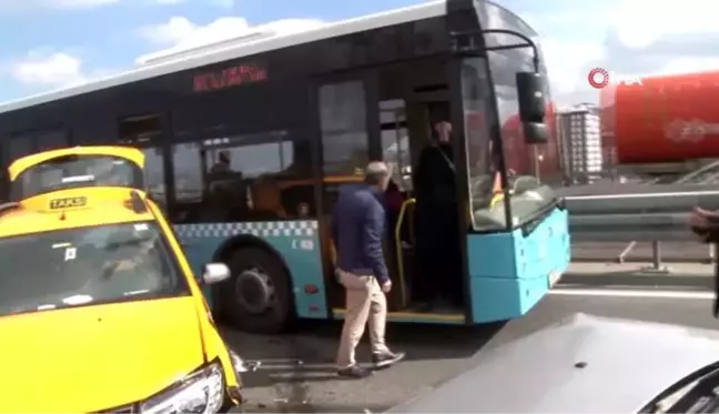 Kağıthane'de 2 araç kaza yaptı trafik durma notasına geldi