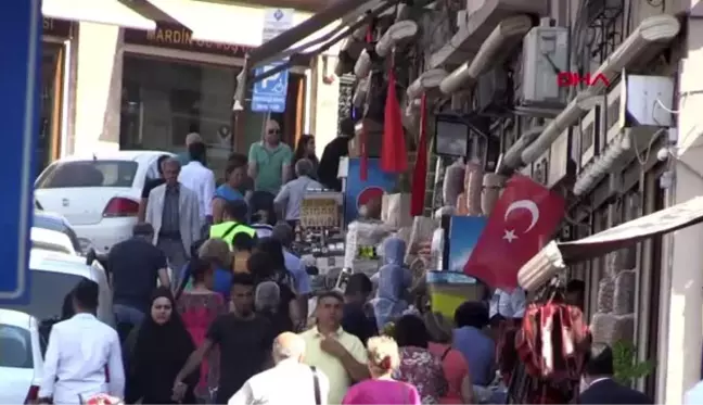 Mardin'de esnaf caddelere türk bayrakları astı