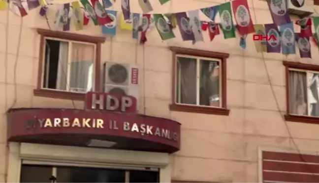 Diyarbakır vekillerin de olduğu hdp'lilerden polise sıcak su ve cam bardaklı saldırı