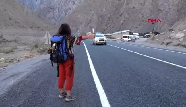 Hakkari otostopla çıktığı türkiye turunu, hakkari'de tamamladı