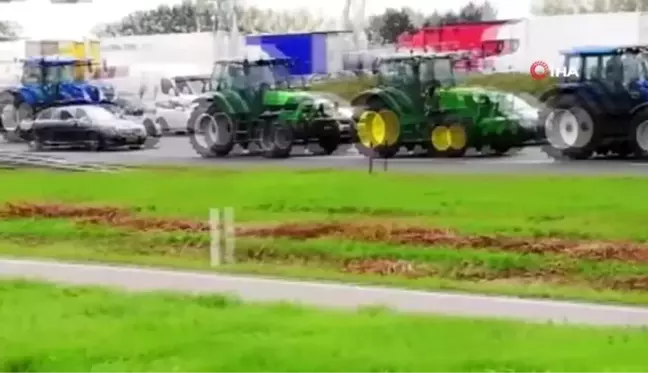 Hollandalı çiftçilerden protestoÇiftçiler traktörlerle yolu kapattı