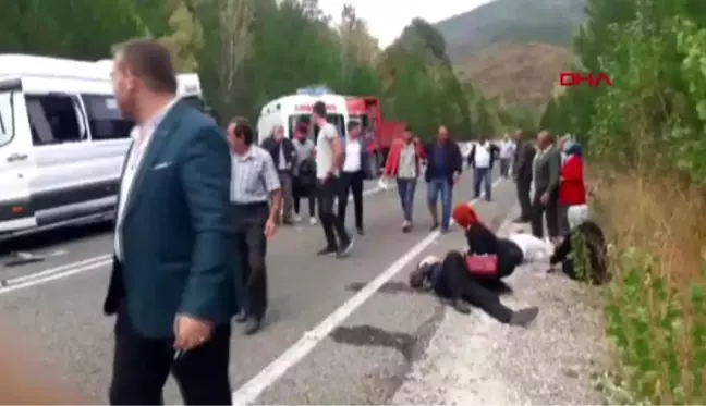 Kütahya minibüsler kafa kafaya çarpıştı 1 ölü, 15 yaralı