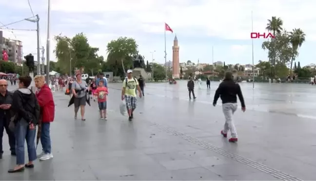 Antalya vatandaşlardan hem milli takıma hem de mehmetçiğe asker selamı