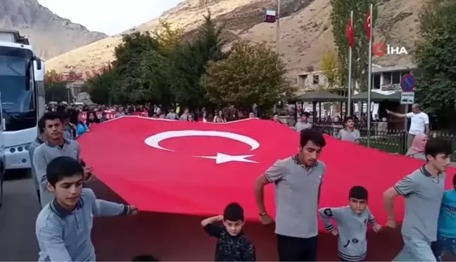 Bahçesaray'da sporculardan Mehmetçiğe asker selamı