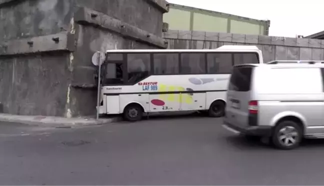 Başakşehir'de servis minibüsü duvara çarptı