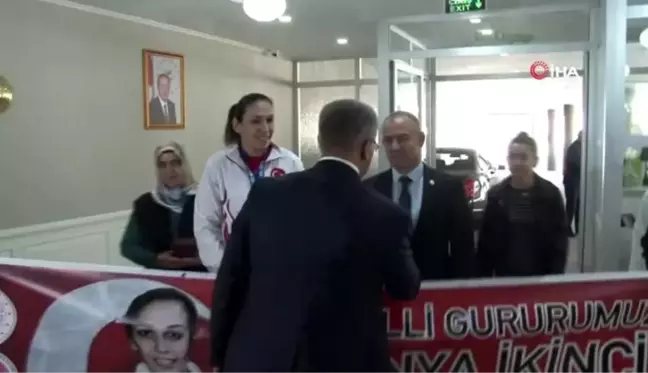 Çocuklardan milli boksör Elif Güneri'ye tebrik sarılması