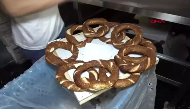 Kocaeli simit satarak mehmetçik vakfı'na bağışta bulundu