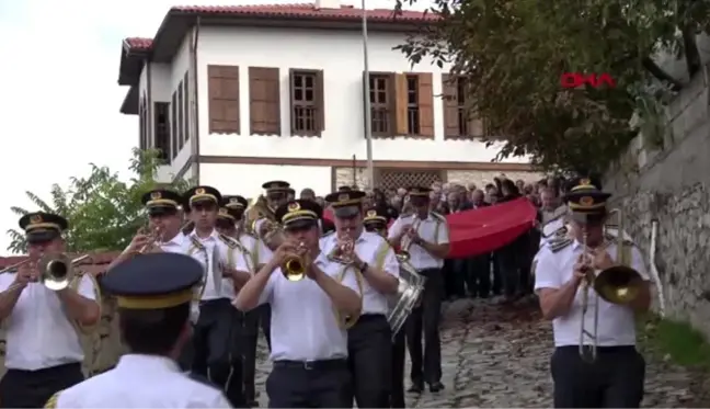 Safranlı macun alabilmek için yarıştılar