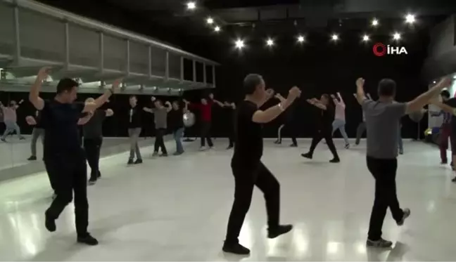 Dünya evine girecek genç çiftler, düğün dansları için kursların yolunu tutuyor