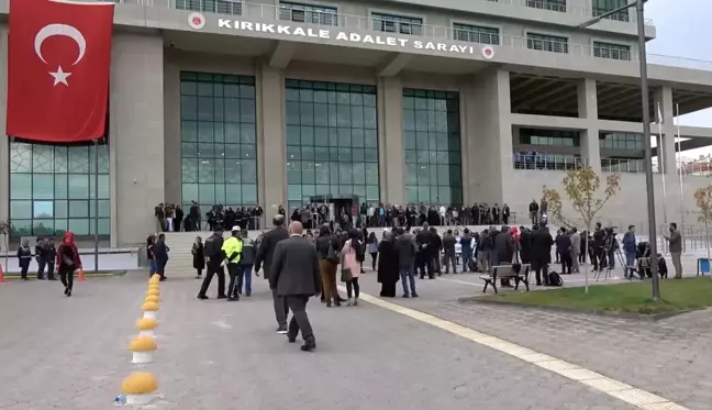 Emine Bulut'un davasında, öldürülen kadının yakınları sanığa saldırı girişiminde bulundu