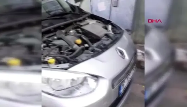 Bursa satın aldığı otomobilin motorundan yılan çıktı