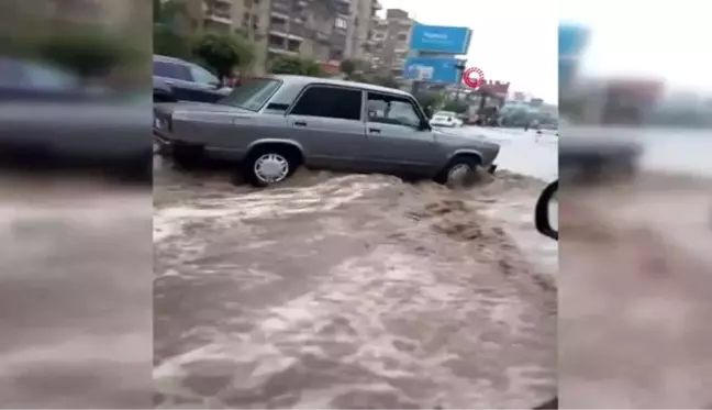 Kahire'de şiddetli yağışlar nedeniyle havalimanını su bastı