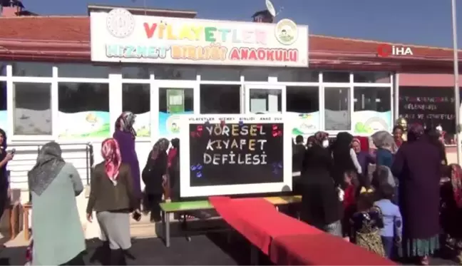 Anneleri ile sahneye çıkıp yöresel kıyafetleri sergilediler