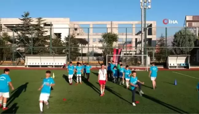 Profesyonel futbolu bıraktı, anne şefkatiyle eğitmenliğe başladı