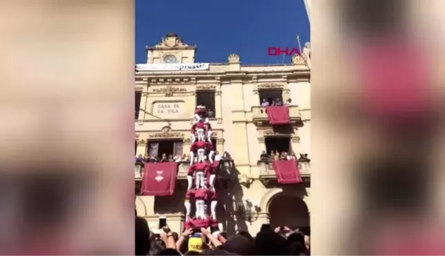 Katalonya'da saint ursula festivali'nde, geleneksel 'insan kulesi' oluşturuldu