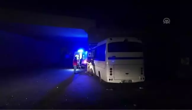 Manisa'da maden işçilerini taşıyan servis ile kamyon çarpıştı: 26 yaralı