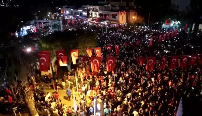 Bodrum'da binler sokağa döküldü, dev Türk bayrağı denizde dalgalandı