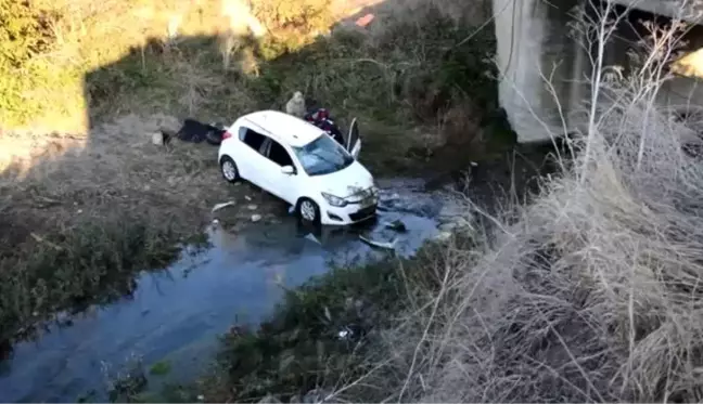 Dereye düşen otomobildeki 2 öğretmen ağır yaralandı