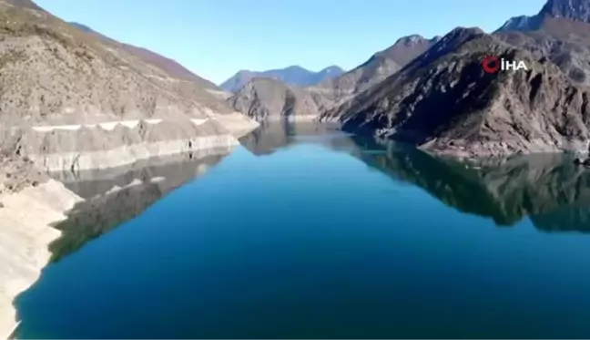 Sular altında kalan köylerini terk etmediler