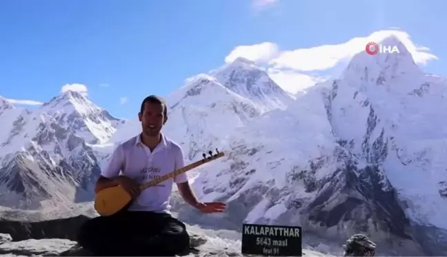 Kala Patthar zirvesinde saz çalıp türkü söyleyen Anıl Ünlü: 