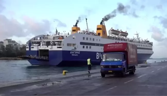 Yunanistan'da adalardaki düzensiz göçmenlerin ana karaya taşınması devam ediyor