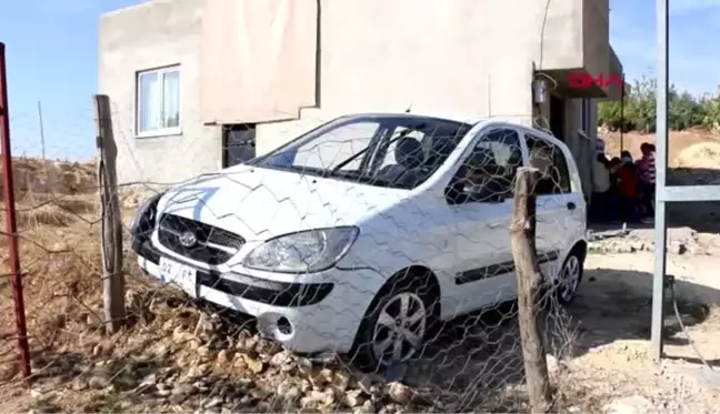 Adıyaman lastiği patlayan otomobil evin duvarına çarptı 3 yaralı