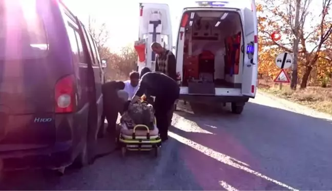 Otomobil ile panelvan minibüs çarpıştı: 3 yaralı