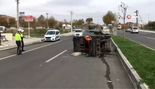 Devrilen forkliftin operatörü yaralandı