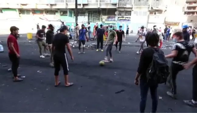 Iraklı göstericiler Tahrir Meydanı'nda futbol oynadı