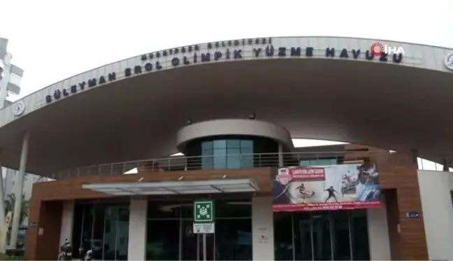 Antalyalı kadınlar havuzda jimnastikle form tutuyor