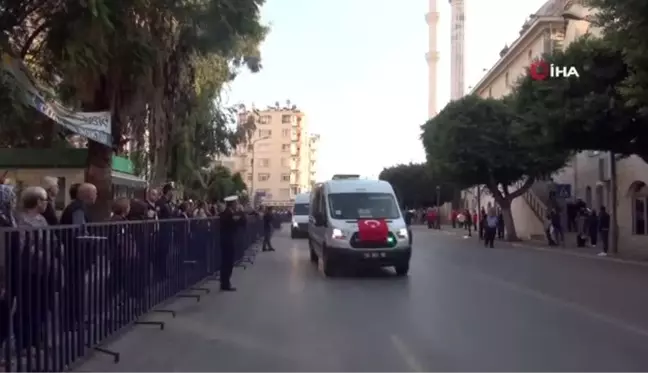 Şehit oğlunu asker selamıyla uğurlandı