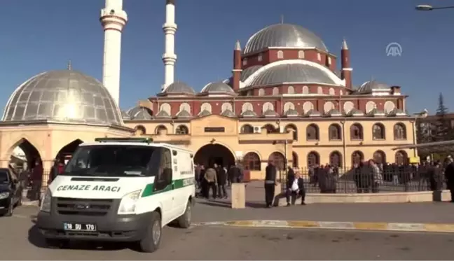 Eski TBMM Başkanı Binali Yıldırım, cenazeye katıldı