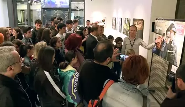 Öğrenci ve öğretmenler, Istanbul Photo Awards sergisini gezdi