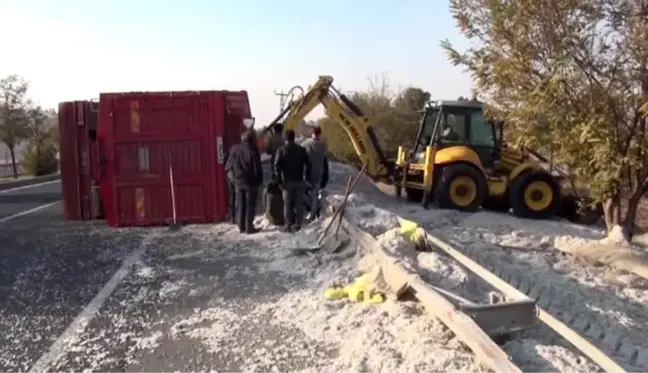 Çınar'da çiğit yüklü kamyon devrildi