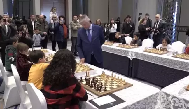 12 yaşındaki satranç sporcusu, Büyük Usta Karpov ile berabere kaldı