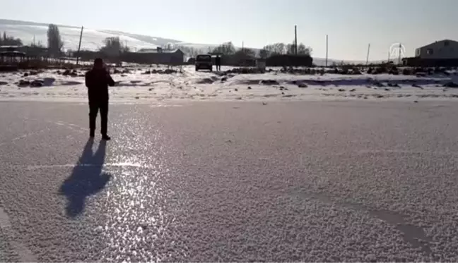 Aktaş Gölü'nün yüzeyi buz tuttu