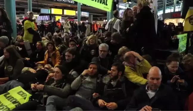 Hollanda'da iklim protestocuları havaalanını işgal etti