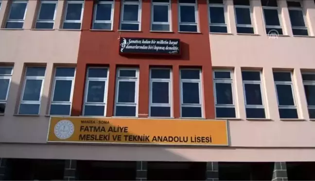 Fabrika gibi çalışan lisenin öğrencileri hem öğreniyor hem kazanıyor