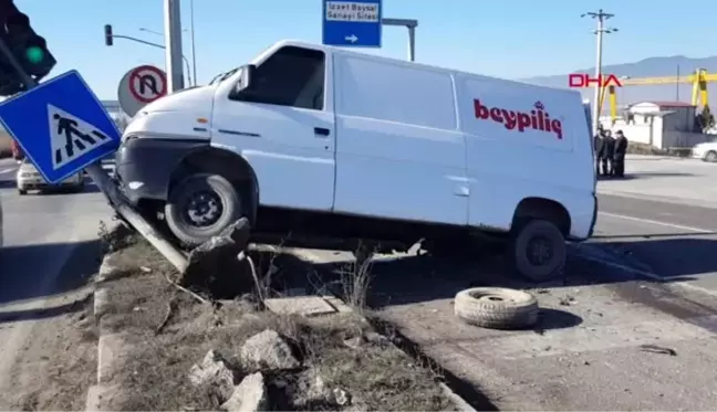 Cip kırmızı ışıkta duran araçlara çarptı 1 yaralı