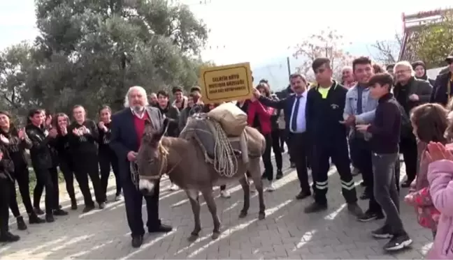 Yeni kütüphanenin kitaplarını eşekle taşıdılar