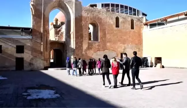 Ağrılı kız çocukları başarılarını İshak Paşa Sarayı'nı gezerek taçlandırdı