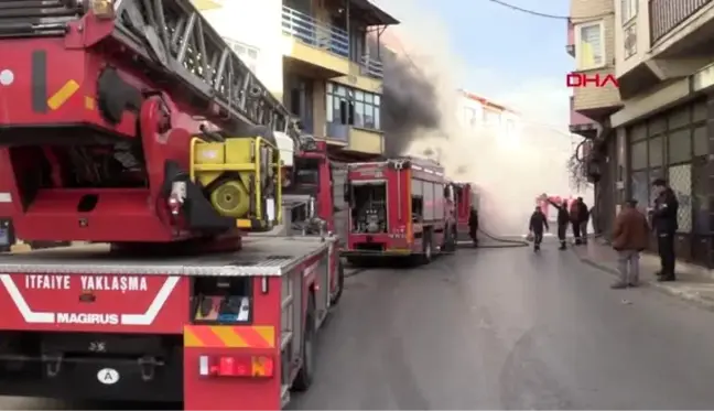 Bursa-bursa'da, oto bakım servisi, çıkan yangında, kullanılmaz hale geldi.